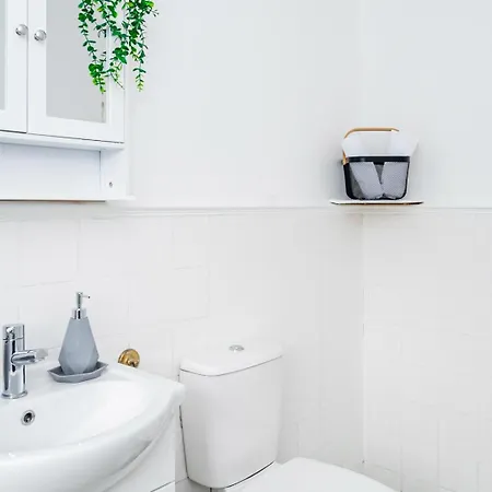 The Brays House For Families, Contractors And Professionals, Birmingham